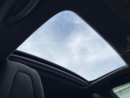 【サンルーフ】開放感たっぷりの希少装備、サンルーフが装着されています！車内に明かりを取り入れたり景色を楽しむ以外にも、車内の空気も簡単に換気できて快適です！