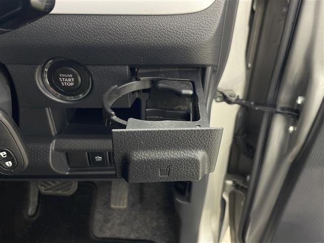【ドリンクホルダー】長時間のドライブを快適に過ごすために、必須の車内アイテムですね。