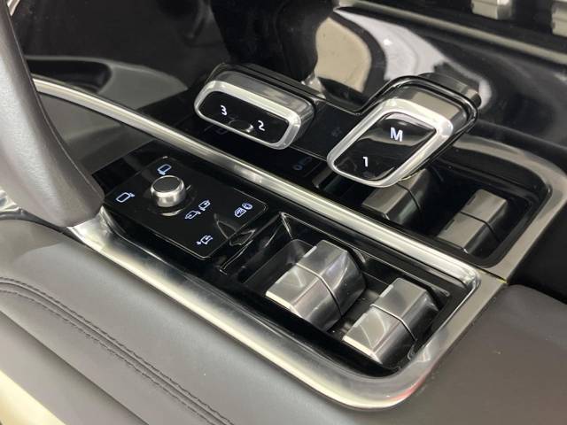 ◆メモリー機能付フルパワーシート『ドライバー三名までのシートポジションを記憶するメモリー機能付きのフルパワーシートを装備します。ご家族でのご使用をお考えの方にもぜひおすすめさせていただきます。』