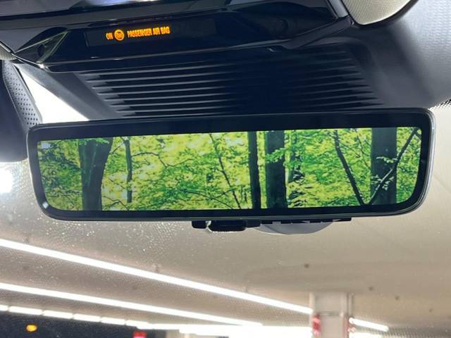車体に装備したカメラによる後方映像が、ルームミラーに映し出されます。後席に人が座っていても、ラゲッジスペースに荷物を満載していても、車両後方の様子をはっきりと確認できます。