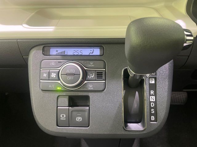 【オートエアコン】一度お好みの温度に設定すれば、車内の温度を検知し風量や温度を自動で調整。暑い…寒い…と何度もスイッチ操作をする必要はありません。快適な車内空間には必須の機能ですね♪