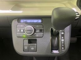 【オートエアコン】一度お好みの温度に設定すれば、車内の温度を検知し風量や温度を自動で調整。暑い…寒い…と何度もスイッチ操作をする必要はありません。快適な車内空間には必須の機能ですね♪