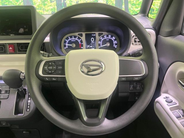 インテリアに合わせたデザインのステアリングは、運転される方のことも考え、運転しやすい形状、大きさです。是非一度、実際に触ってお確かめください。