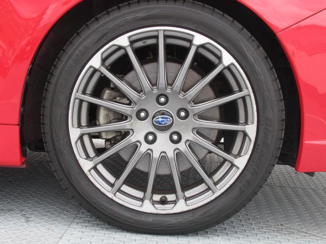 ダークグレーメタリック塗装の18インチ純正アルミホイール。タイヤサイズは225/45R18。
