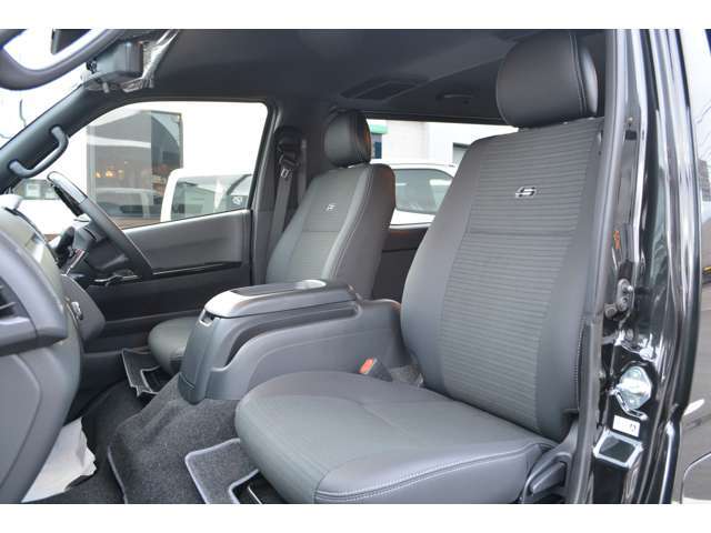 ■ダークプライムS専用シート！デザインもエンブレムもカッコいい！