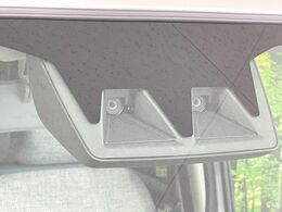 【スマートアシスト】走行中に前方の車両等を認識し、衝突しそうな時は警報とブレーキで衝突回避と被害軽減をアシスト。より安全にドライブをお楽しみいただけます。