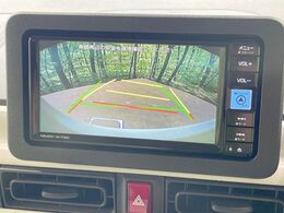 【バックカメラ】駐車時に後方がリアルタイム映像で確認できます。大型商業施設や立体駐車場での駐車時や、夜間のバック時に大活躍！運転スキルに関わらず、今や必須となった装備のひとつです！