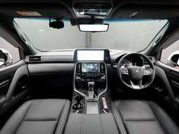 ★1オーナー＆禁煙車両★ブラックカラーインテリア♪室内の匂いや汚れも御座いません♪今回のお車、状態の良さには自信があります♪ご納車時には高温スチームを利用し、徹底的にクリーニング実施！