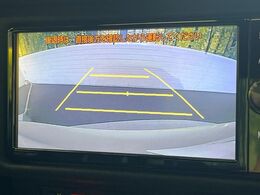 【バックカメラ】駐車時に後方がリアルタイム映像で確認できます。大型商業施設や立体駐車場での駐車時や、夜間のバック時に大活躍！運転スキルに関わらず、今や必須となった装備のひとつです！