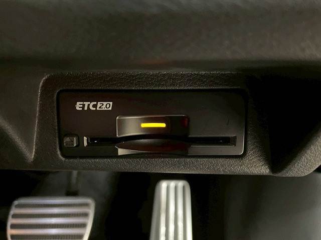 【ETC車載器】を装備しておりますので、ご納車直後からの遠距離ドライブも可能です。土日の利用料金の割引や、朝夕の通行料金を割引料金で高速道路をお楽しみいただけます。