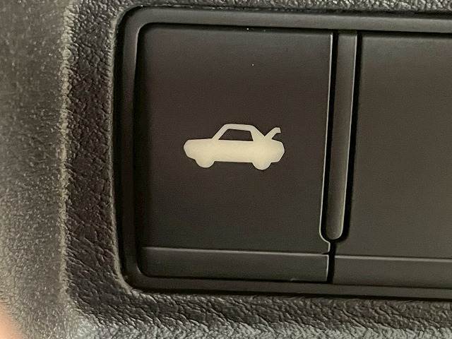 【電動リアゲート】ボタンひとつで大きなゲートも簡単に開閉可能です。高級車ならではの装備は嬉しいですね。
