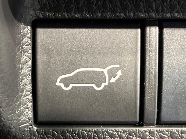 【パワーバックドア】スマートキーや運転席のボタンを押すだけでリアゲートが自動で開閉します！荷物を持っている時や、高い位置にあるバックドアを閉める際に便利な機能です♪