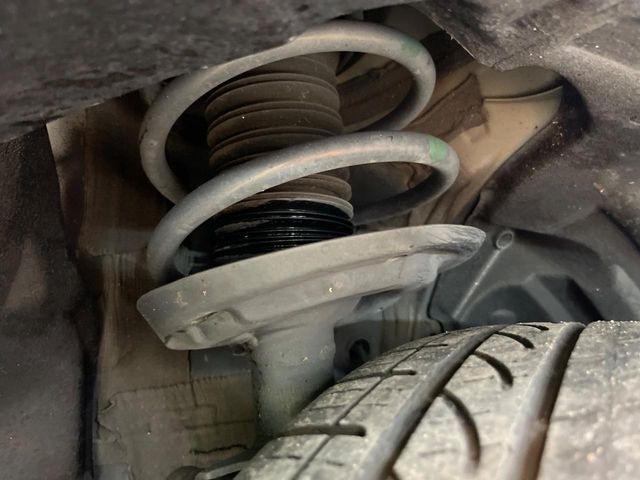 お車を安心してお乗りいただく為には、足回りの定期点検が欠かせません。サービスサポート（有償保証）では無料点検もご提供しており、安心のカーライフをお過ごしいただけるサポート体制が整っています。