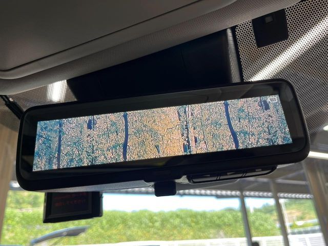 【デジタルインナーミラー】後席の大きな荷物や同乗者で後方が確認しづらい時でも安心！カメラが撮影した車両後方の映像をルームミラー内に表示。クリアな視界で状況の確認が可能です！