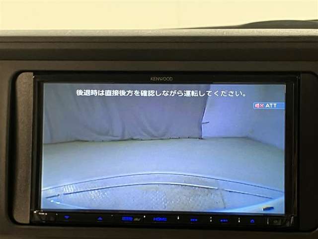 後方確認の必須アイテムバックモニターの画像です。今やなくてはならない方が多くいらっしゃいますが「安心してくださいついてますよ」