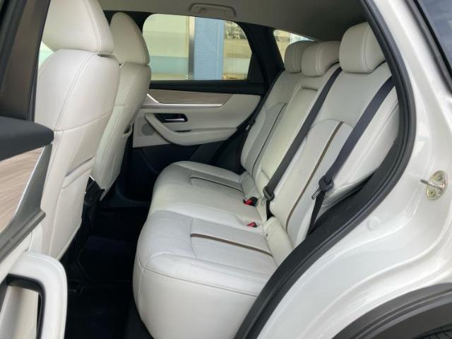 WECARSでは各商談席に大型モニターをご用意しております！見やすい大画面でゆったりと全国の在庫をご覧いただけます！是非ご来店お待ちしております！