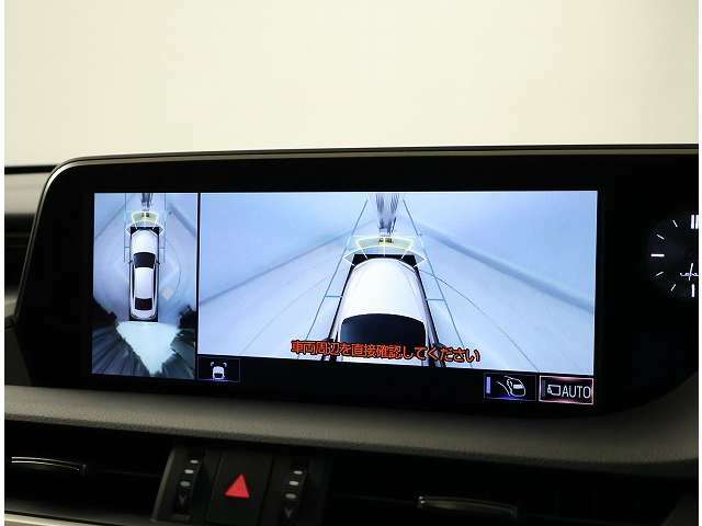 パノラミックビューモニター。車両を上から見たような映像を表示。運転席から目視しにくい車両周囲の状況をリアルタイムで確認できます。