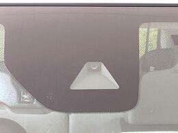 【インテリジェントエマージェンシーブレーキ】フロントカメラで前方の車両や歩行者を検知。衝突しそうな時は衝突被害軽減ブレーキが作動、衝突回避をサポート。より安全にドライブをお楽しみいただけます。