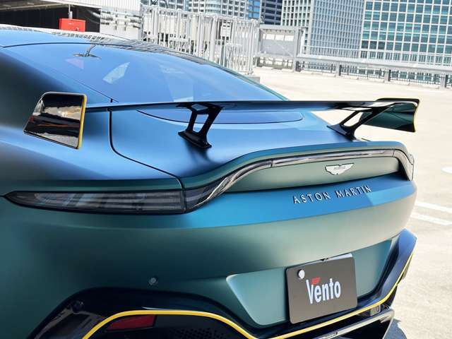 専用の大型リヤスポイラーや21インチホイールがノーマルのヴァンテージとは一線を画すスポーティな雰囲気を醸し出しています。