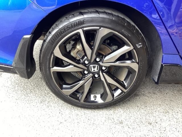 純正アルミホイールです。足元が引き立つので、車全体のイメージがアップしますよ！