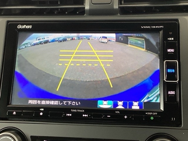 ガイド線表示機能付きのバックカメラで、バックでの車庫入れも安心です。