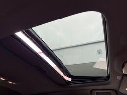 【パノラマガラスルーフ】固定式のガラスルーフで明るい車内空間を演出。日差しの強い日は電動スライドカーテンで調整するなど、季節を問わず開放的なドライブをお楽しみいただけます。