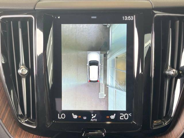 【360°ビューカメラ】4台の高解像度カメラで360度の鳥瞰図を表示。隣の車や壁、死角にある障害物などを画面で確認できるため、狭いスペースでの駐車・出入りも安心です。