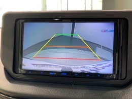 リバースギアに入れるだけで後方の表示へ切り替わります。夜間や雨の日の駐車も楽になりますよ。