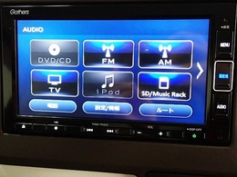 ホンダ純正ナビなのでダッシュボードにスッキリと収まっています。土地勘の無い所でも道に迷わず安心ですね！。AVも色々視聴でるのでドライブも楽しくなりますよ！
