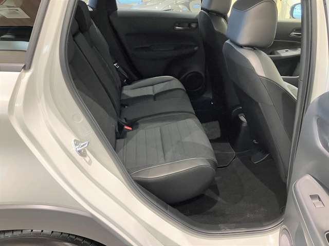 後部座席も大きく乗り降りしやすく、長時間の運転でも快適に過ごすことができます！