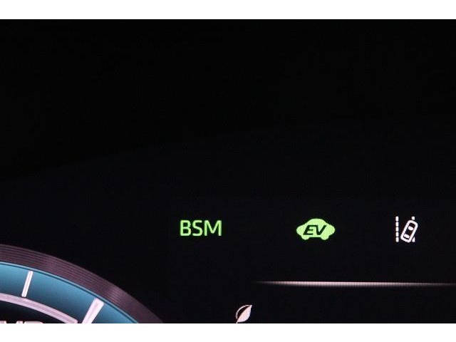 BSM（ブラインドスポットモニター）を装備！　隣の車線を走る車両が死角エリアに入ると、ドアミラーのインジケーターが光ってお知らせ。