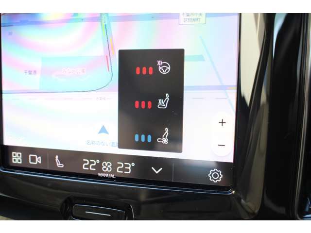 シートヒーター、シートクーラー、ステアリングホイールヒーターの操作は三段階でレベル調節可能です。