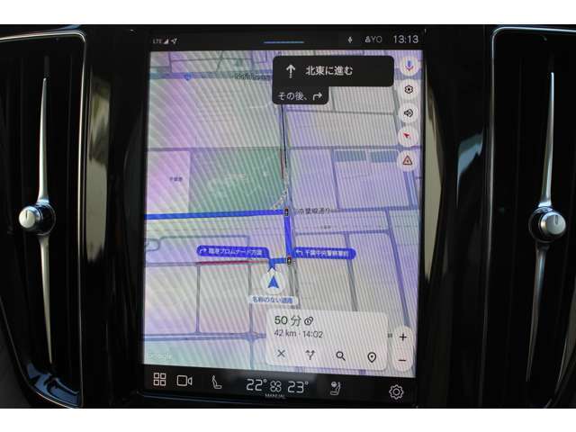 縦長のナビ画面は進行方向を広く表示できるため、視認性に優れています　タッチパネルはスマートフォンのように硬いタイプのため、スワイプ操作もできます