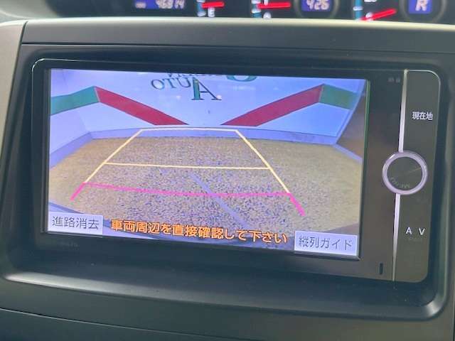 バックカメラがついて後方確認が簡単にできます！苦手としている車庫入れ等も安心して出来ますね！凄く需要の高い装備ですので、最初から付いていれば言う事なしですよね！？