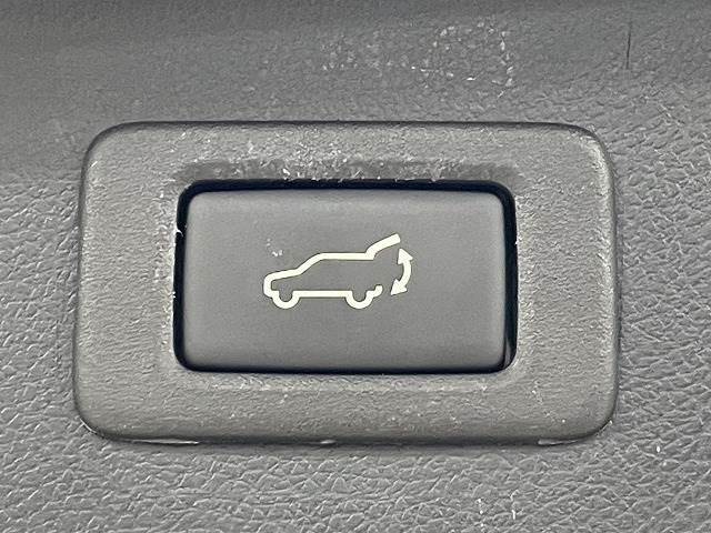 【電動トランク】ボタンひとつでトランクの開閉が可能です。運転席からも操作可能となっております。