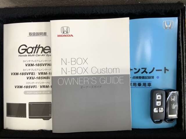 スマートキーは鍵をバッグに入れたままでもドアロックの開閉やエンジンのON・OFFができます。夜間や雨の日も鍵を探さなくて良いので便利です。