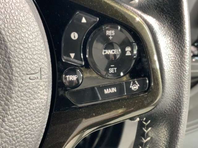 クルーズコントロールを装備しています。高速道路などで一定の速度で走ってくれるので運転が楽ですよ！速度を設定できますので、スピードの出しすぎにも注意できます。