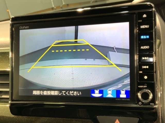 リバースギアに入れるだけで後方の表示へ切り替わります。夜間や雨の日の駐車も楽になりますよ。