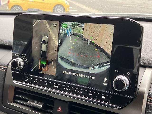 【パノラミックビューモニター】を装備しております。全周囲カメラで危険察知。狭い駐車場でも安心して駐車できますね。