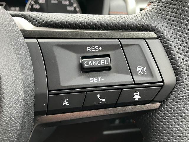 【レーダークルーズコントロール】装備車両です。レーダーやカメラを使って前を走るクルマの状況を検知して速度を調整してくれます。遠距離ドライブの高速道路などでは大活躍で疲労軽減に役立ちます。