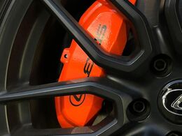 【オレンジブレーキキャリパー】色鮮やかなキャリパーがスポーティな印象を引き立てます♪