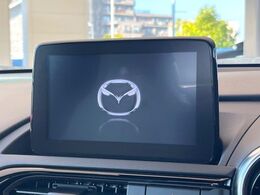 【マツダコネクトナビ】車内の雰囲気にマッチした一体型タイプのナビ。各種車輌設定やBluetooth再生等、様々な機能が楽しめます。直感的なダイヤル操作が可能で、使い勝手も良好です。