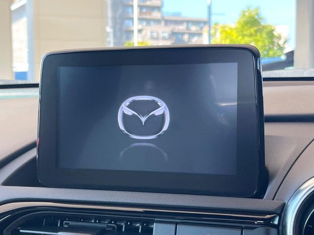 【マツダコネクトナビ】車内の雰囲気にマッチした一体型タイプのナビ。各種車輌設定やBluetooth再生等、様々な機能が楽しめます。直感的なダイヤル操作が可能で、使い勝手も良好です。