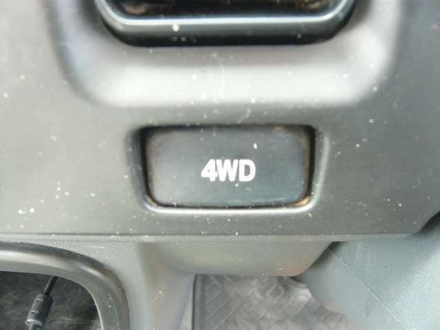 4WDへの切り替えはボタン操作のみで可能です。