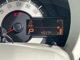 メーターパネル内にある液晶ディスプレイは外気温やシフトレバー位置、燃料残量計、走行距離、衝突被害軽減ブレーキの警告などを表示！