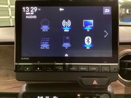 ナビゲーションはフルセグTV、インターナビ対応のGathers純正メモリーナビを搭載しています。Bluetoothオーディオ機能がありますので、スマートフォンなどの音楽も再生できます。