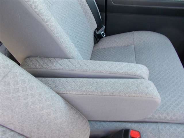 運転席助手席ひじ掛け