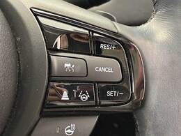 【レーダークルーズコントロール】装備車両です。レーダーやカメラを使って前を走るクルマの状況を検知して速度を調整してくれます。遠距離ドライブの高速道路などでは大活躍で疲労軽減に役立ちます。