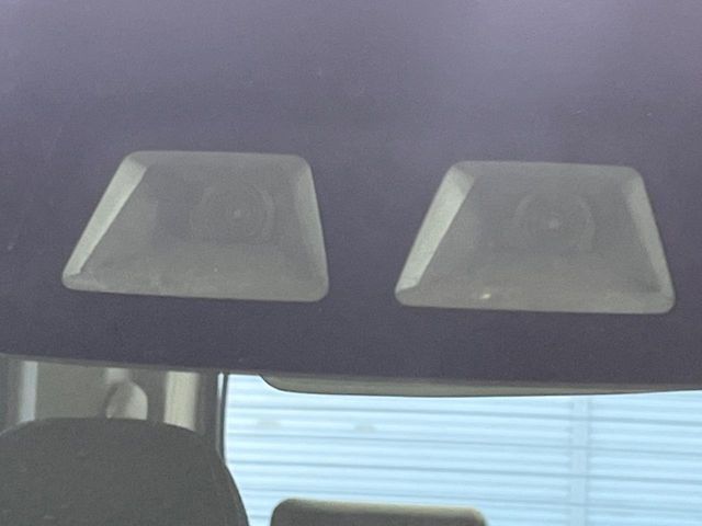 【スマートアシスト】走行中に前方の車両等を認識し、衝突しそうな時は警報とブレーキで衝突回避と被害軽減をアシスト。より安全にドライブをお楽しみいただけます。