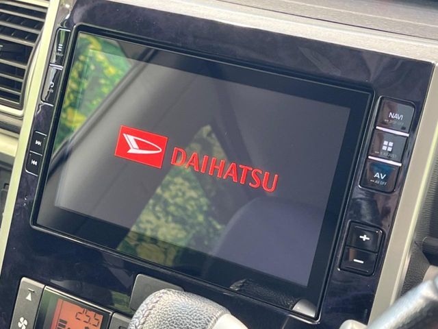【純正8型ナビ】人気の純正ナビを装備しております。ナビの使いやすさはもちろん、オーディオ機能も充実！キャンプや旅行はもちろん、通勤や買い物など普段のドライブも楽しくなるはず♪